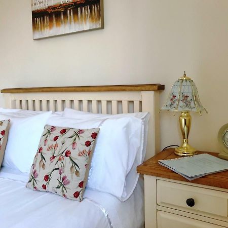 Moon House Bed & Breakfast Witney Bagian luar foto