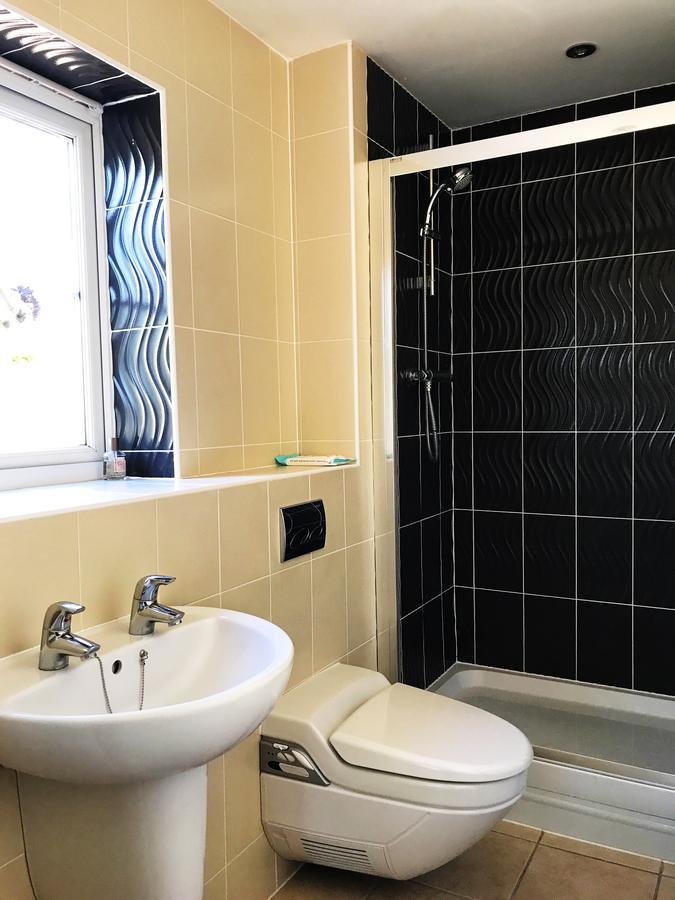 Moon House Bed & Breakfast Witney Bagian luar foto