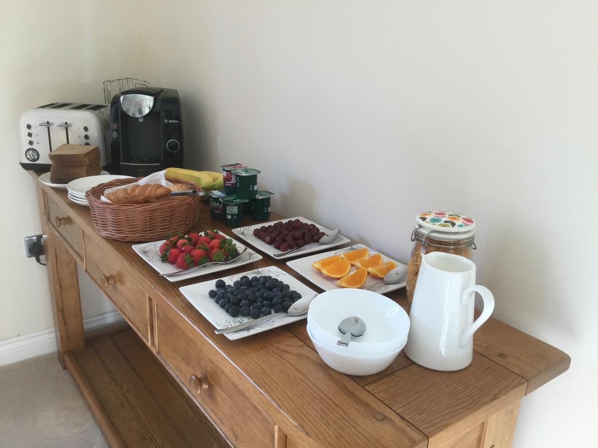 Moon House Bed & Breakfast Witney Bagian luar foto