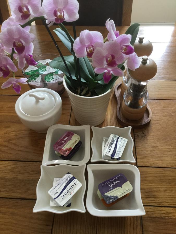 Moon House Bed & Breakfast Witney Bagian luar foto