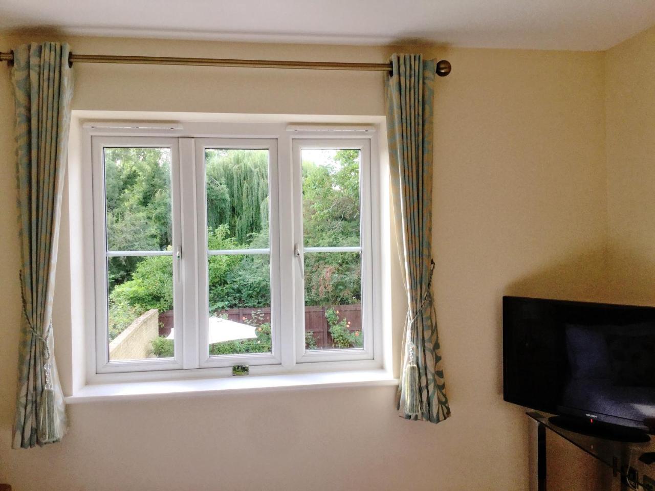 Moon House Bed & Breakfast Witney Bagian luar foto