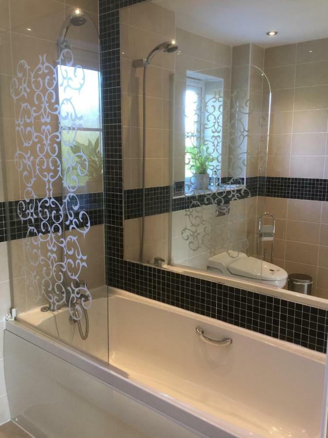 Moon House Bed & Breakfast Witney Bagian luar foto
